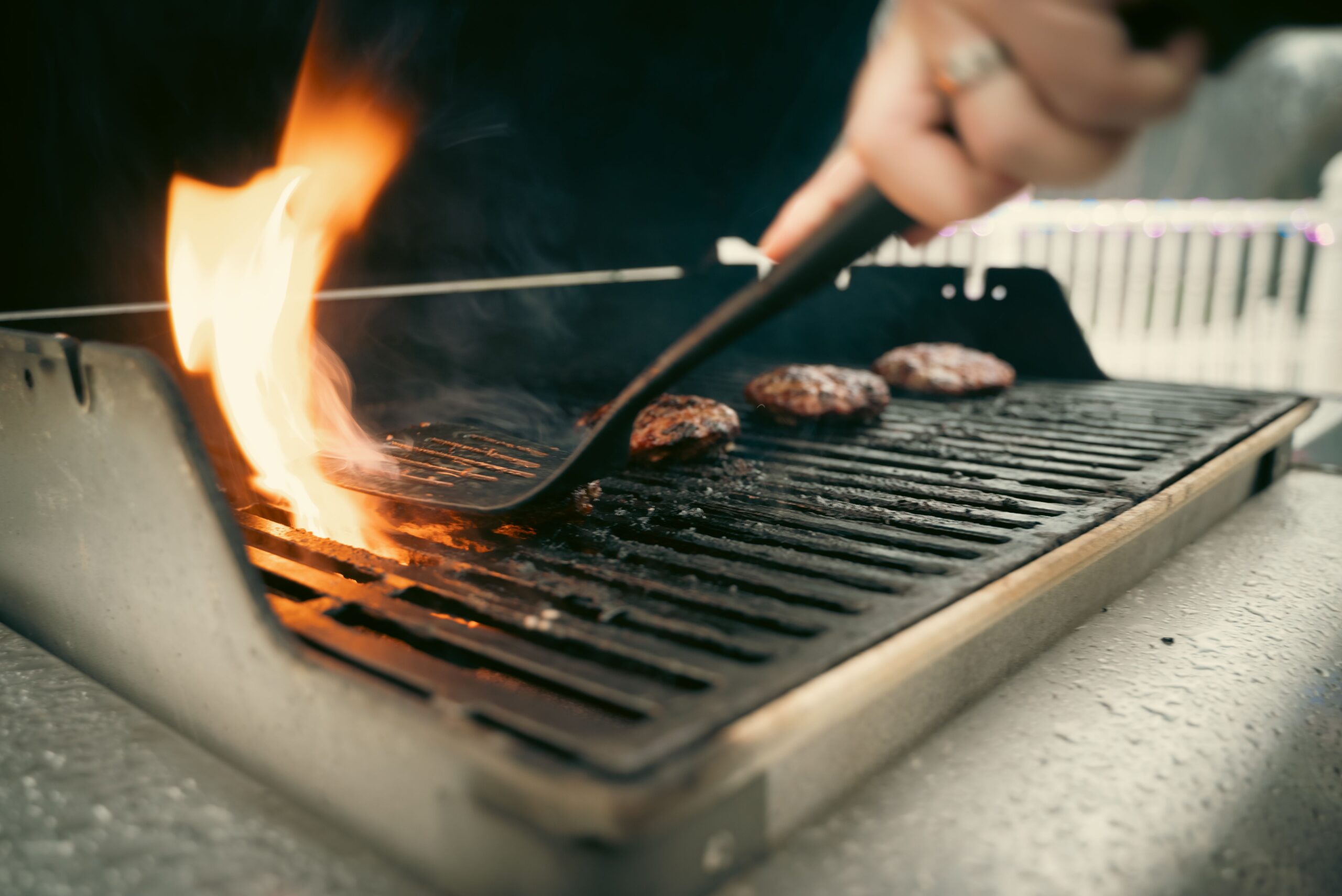 Roślinne marinady i sosy idealne na sezon grillowy – Jak wyciągnąć maksimum smaku z grilla gazowego